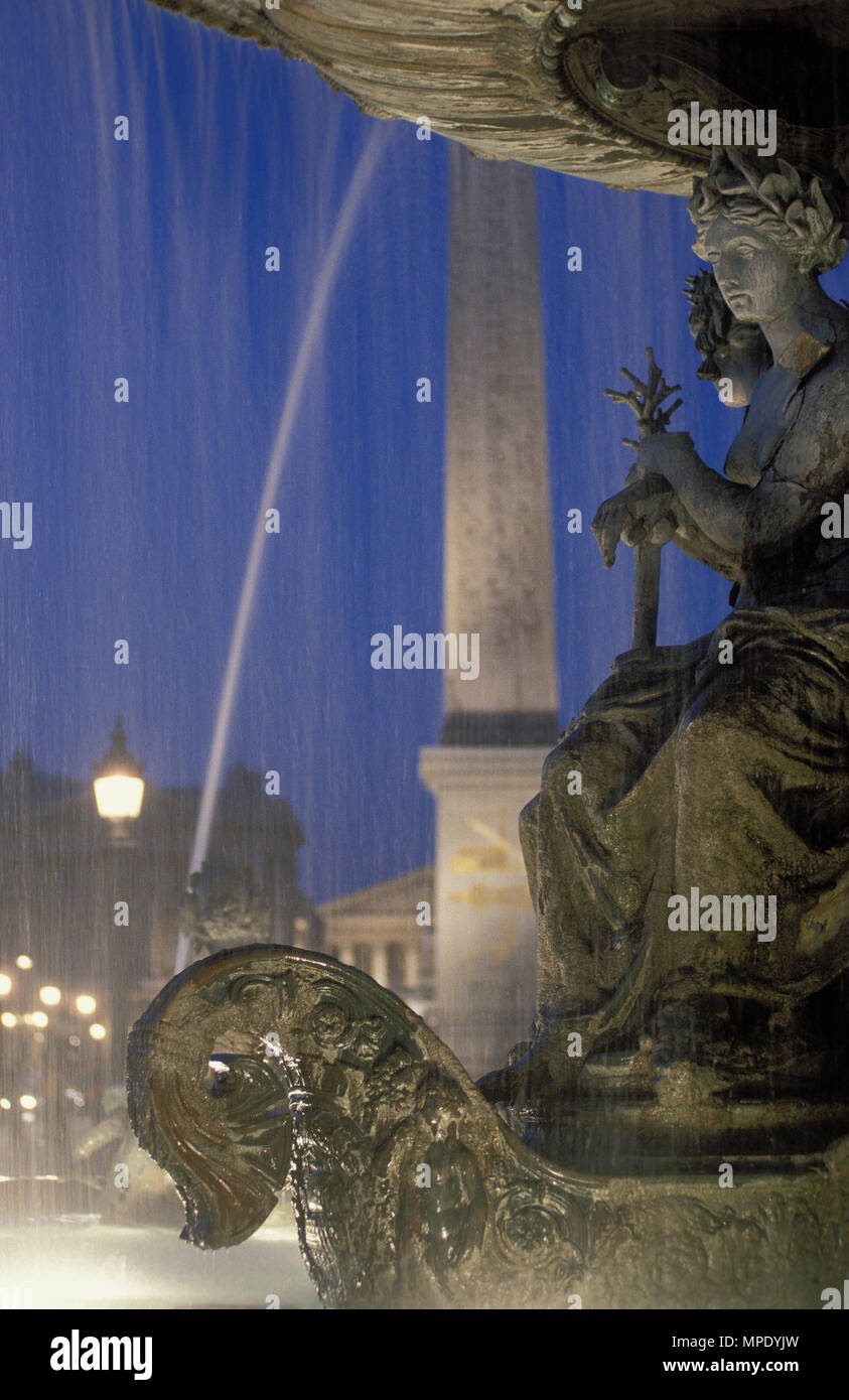 Brunnen der Flüsse an der Place de la Concorde, in der Dämmerung, mit dem Luxor Obilisk und Madeleine Kirche im Hintergrund, Paris, Frankreich Stockfoto