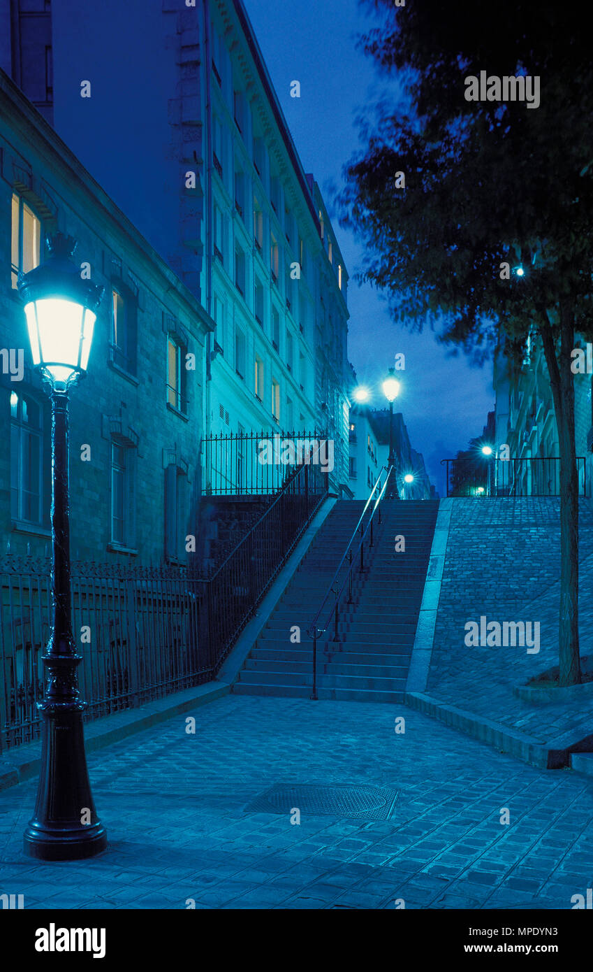Treppen mit Straßenlaternen, die zu den Butte Montmartre bei Dämmerung, Paris, Frankreich Stockfoto