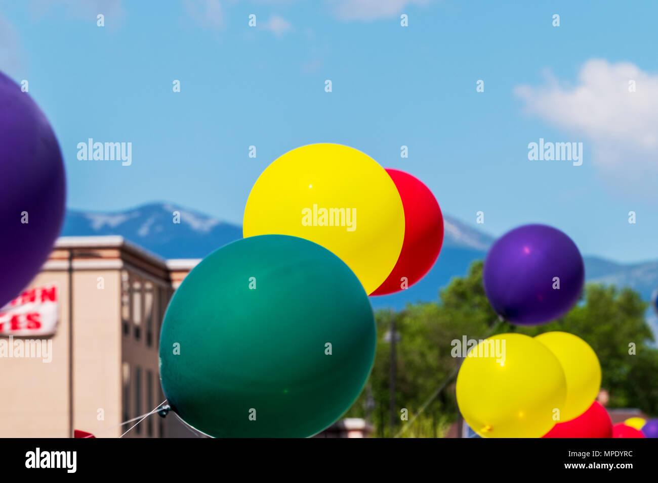 Pan; Blur; Antrag auf bunte Luftballons; windigen Tag; Auto Dealership; Salida, Colorado, USA Stockfoto