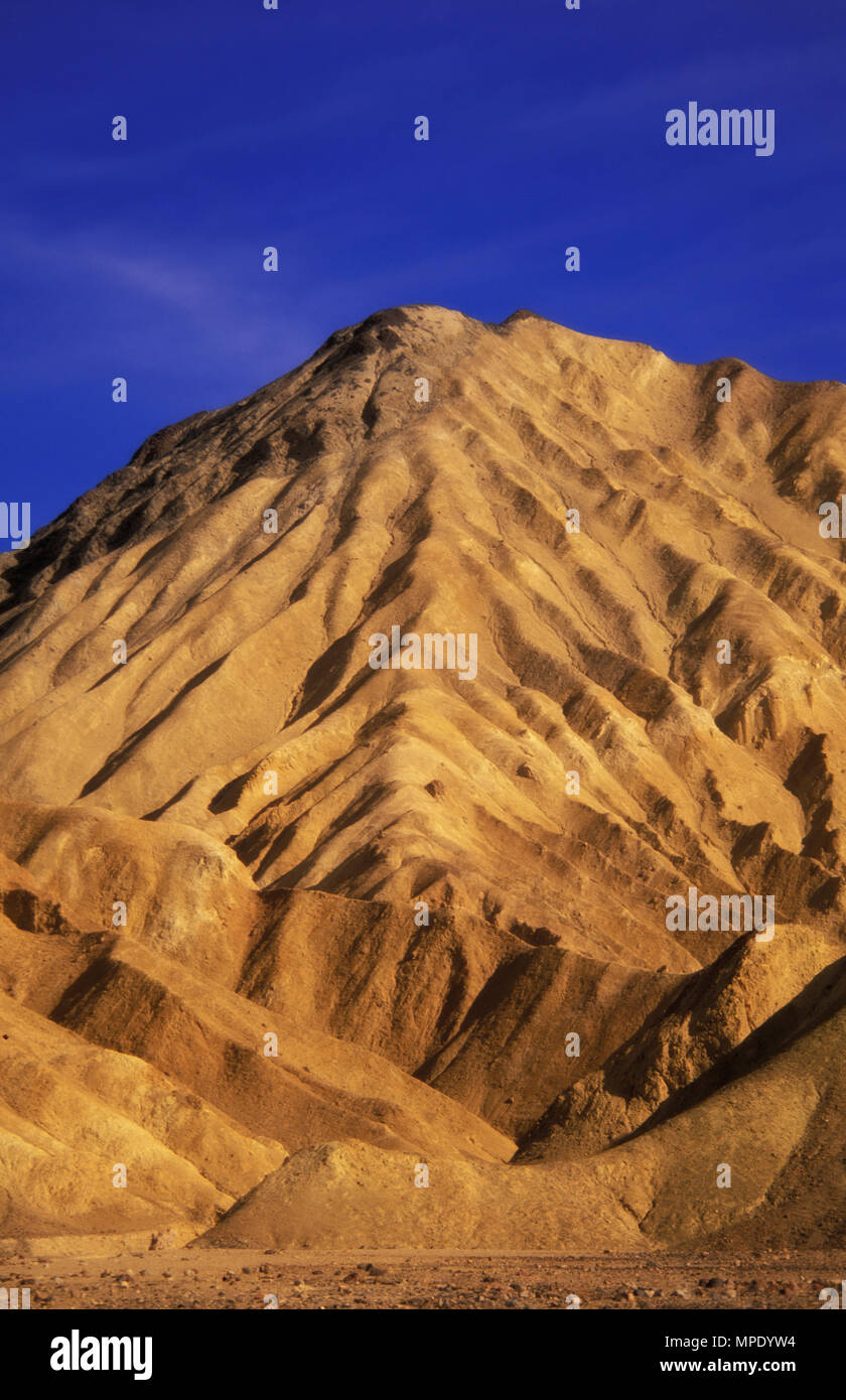 Sonnenaufgang im Death Valley, erodiert Badlands in der Nähe von Golden Canyon (mit leicht PS gerendert), Death Valley, CA, USA Stockfoto