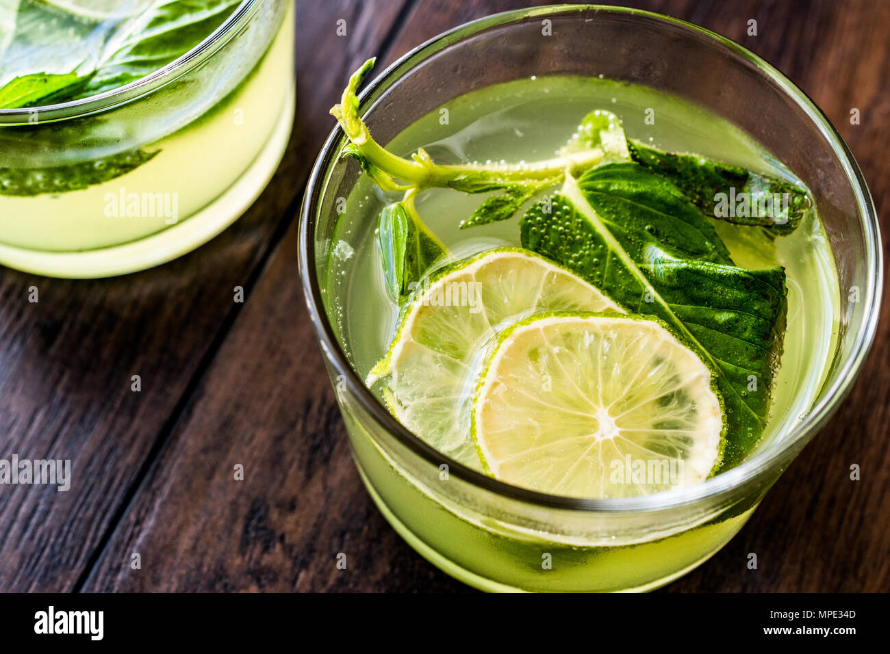 Erfrischend grünen Bitter lemon Cocktail mit Minze und Limone. Beverage Konzept. Stockfoto