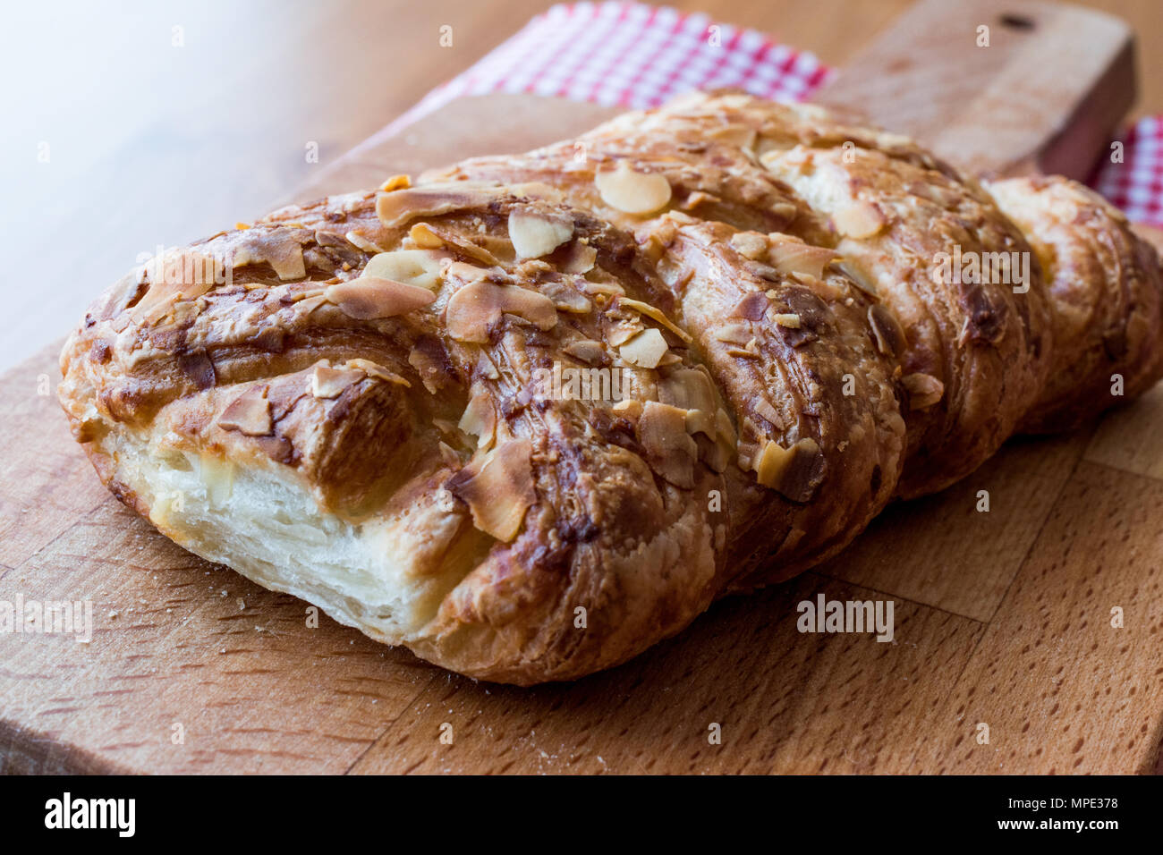 Almond Croissants auf Holz- Oberfläche. Bäckerei Konzept. Stockfoto