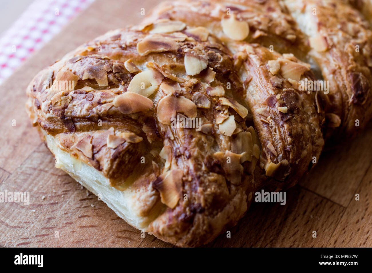 Almond Croissants auf Holz- Oberfläche. Bäckerei Konzept. Stockfoto