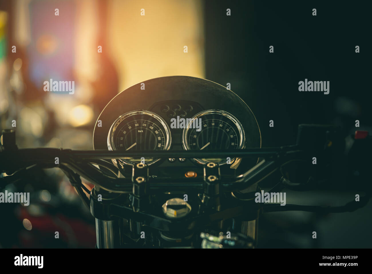 Schwarzer Bildschirm anzeige der Motorrad Meilen. Vintage Style Motorrad. Drehzahlmesser und Geschwindigkeit der Motorrad. Tachometer Stockfoto