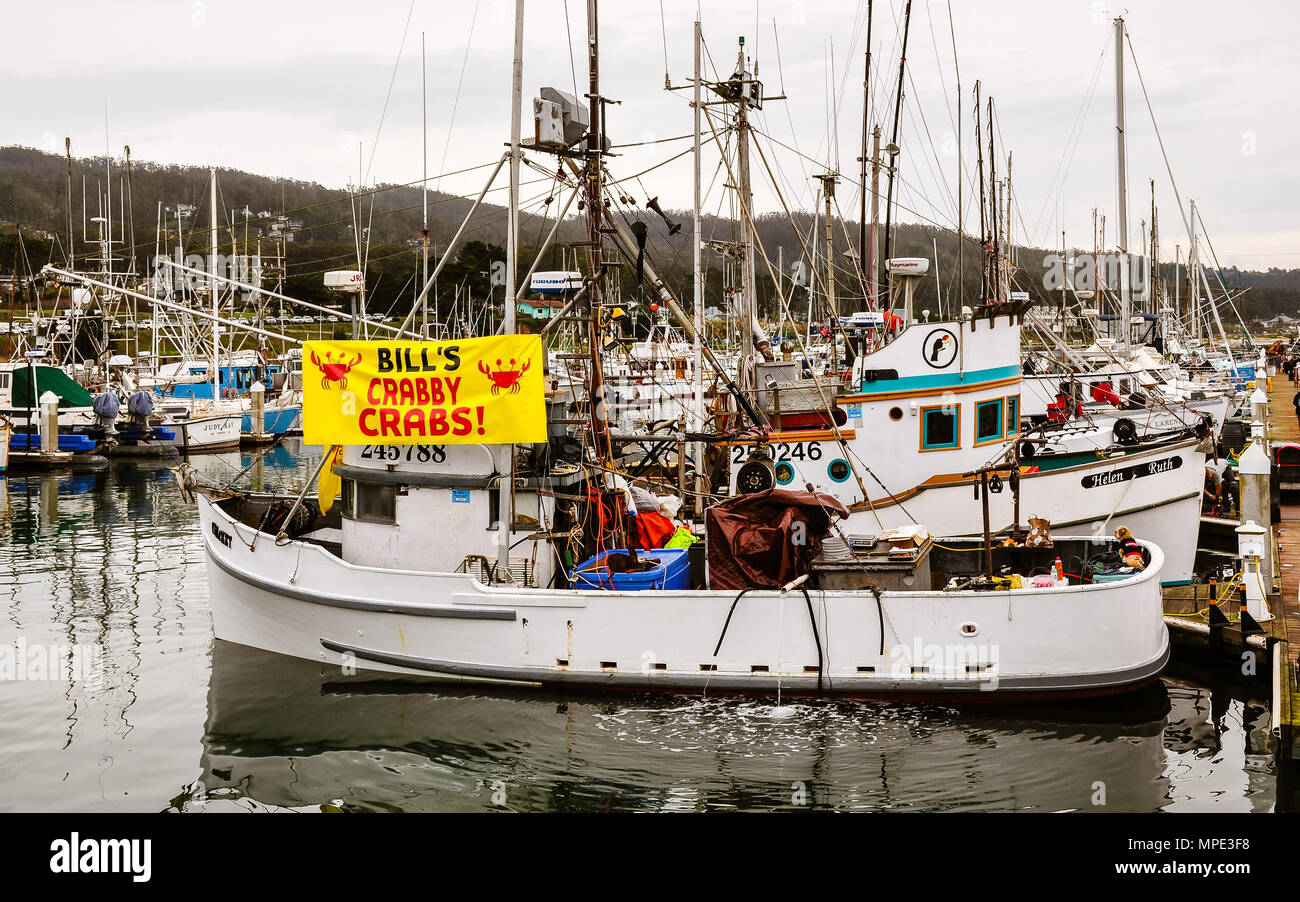 Half Moon Bay, CA/USA - Dezember 7, 2014: Es krabben Jahreszeit und die Fischer verkaufen ihren Fang aus ihren Angeln Boote bei Pillar Point Harbor. Stockfoto