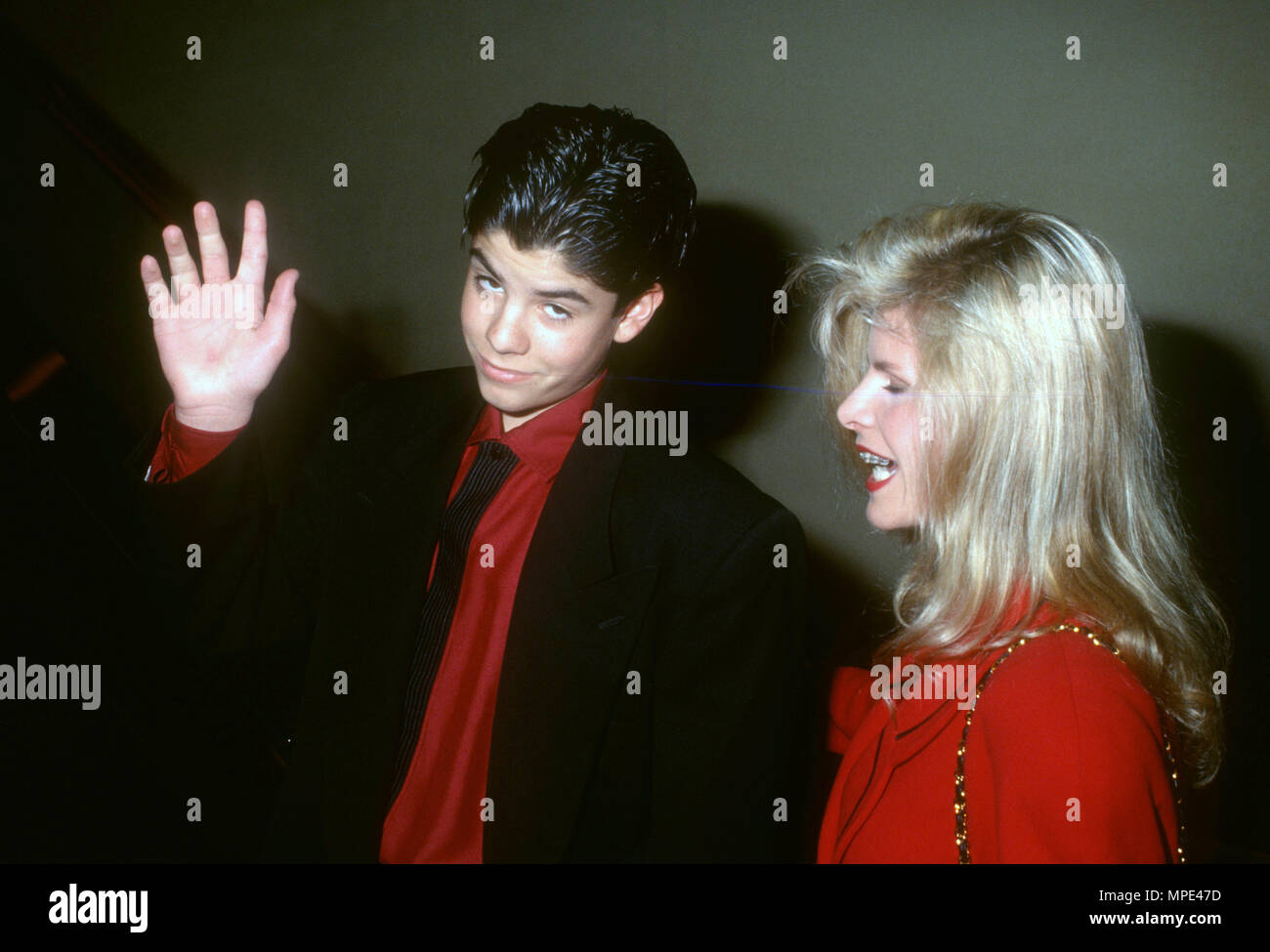 CENTURY CITY, CA - 5. Februar: (L-R) Schauspieler Sage Stallone und Mutter Sasha Czack besuchen 'LA Story' Premiere am Februar 5, 1991 Cineplex Odeon Century City Kinos in Century City, Kalifornien. Foto von Barry King/Alamy Stock Foto Stockfoto