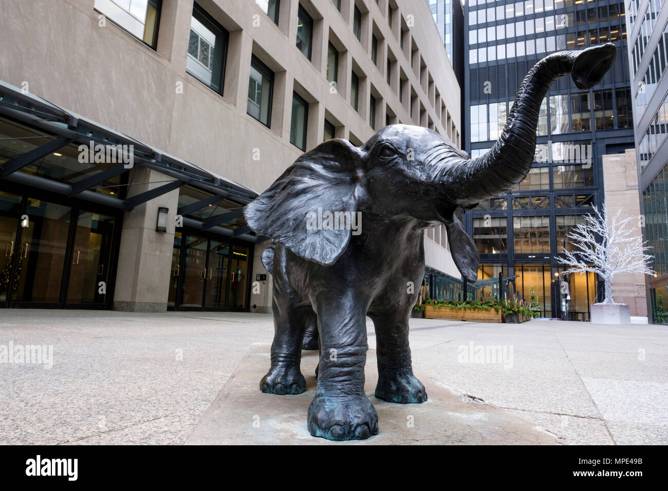 Tembo, Mutter der Elefanten Kalb, figürlichen Bronzeplastik von Derrick S. Hudson, in Pfad Commerce Hof Innenhof in der Innenstadt von Toronto, Ontario, Cana Stockfoto