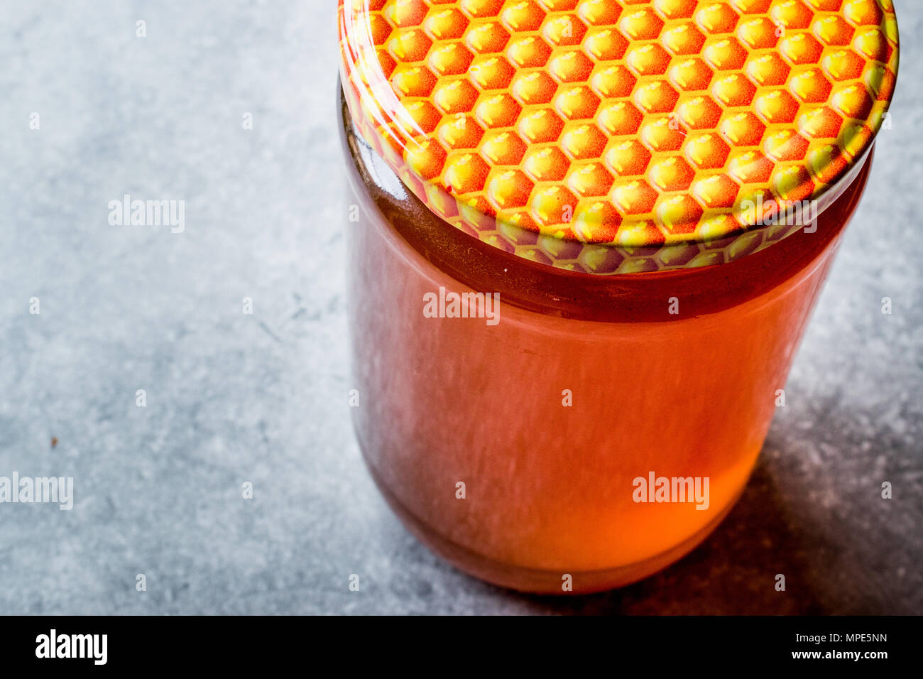 Honig im Glas mit Deckel. Kopieren Sie Platz. Ökologische Lebensmittel. Stockfoto