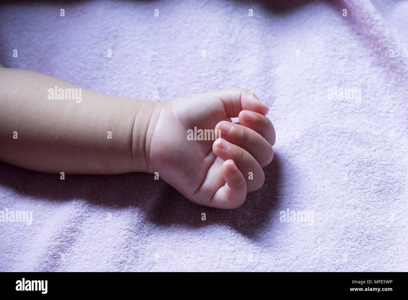 Kleine Hand des neugeborenen Baby. Pflege und Geburt Konzept. Stockfoto
