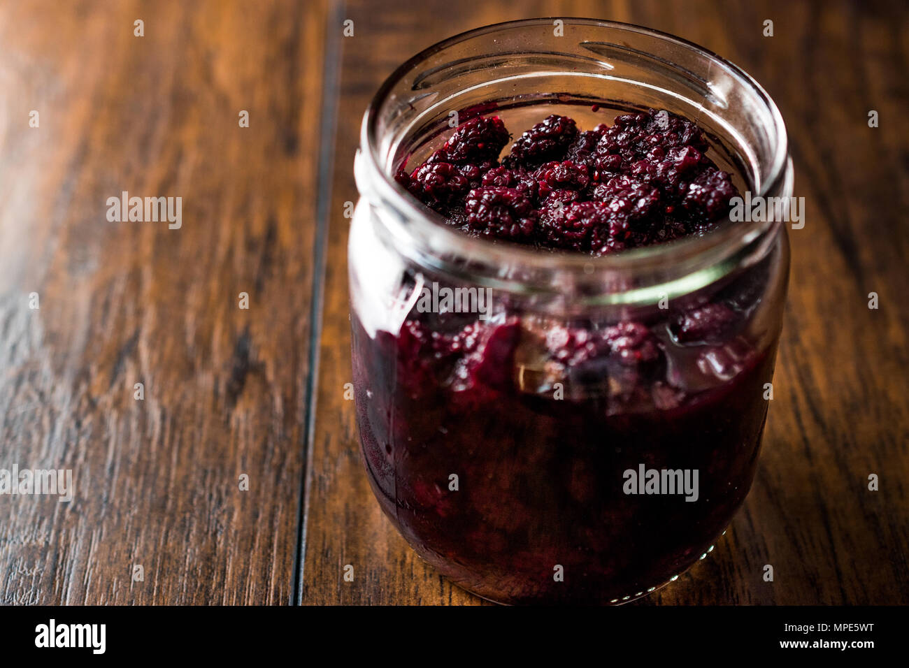 Organische frische Mulberry Beeren in einem jar. Ökologische Lebensmittel. Stockfoto