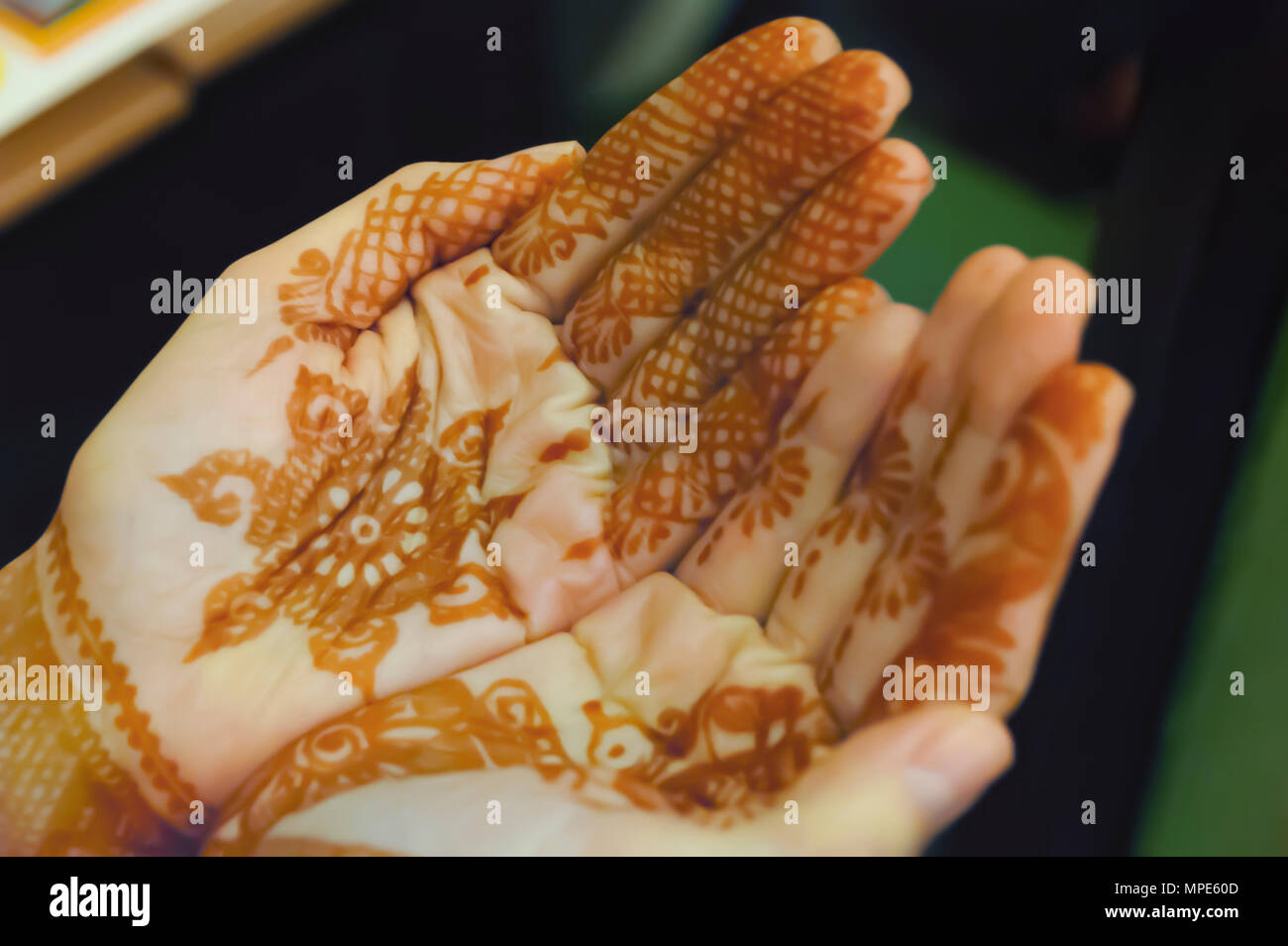 Eine Nahaufnahme der Hand einer Frau mit mehndi Design, durch eine Henna artist an Shilparamam Kunst & Handwerk Dorf, Hyderabad, Indien angewendet. Kunst n'Vielfalt. Stockfoto