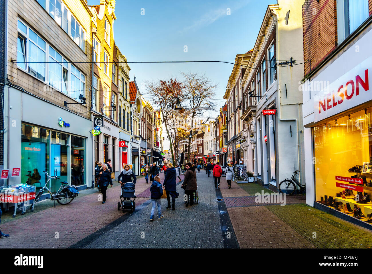 Eine typische Shopping Tag in einem der vielen Einkaufsstraßen im Herzen der Stadt Zwolle in Overijssel, Niederlande Stockfoto