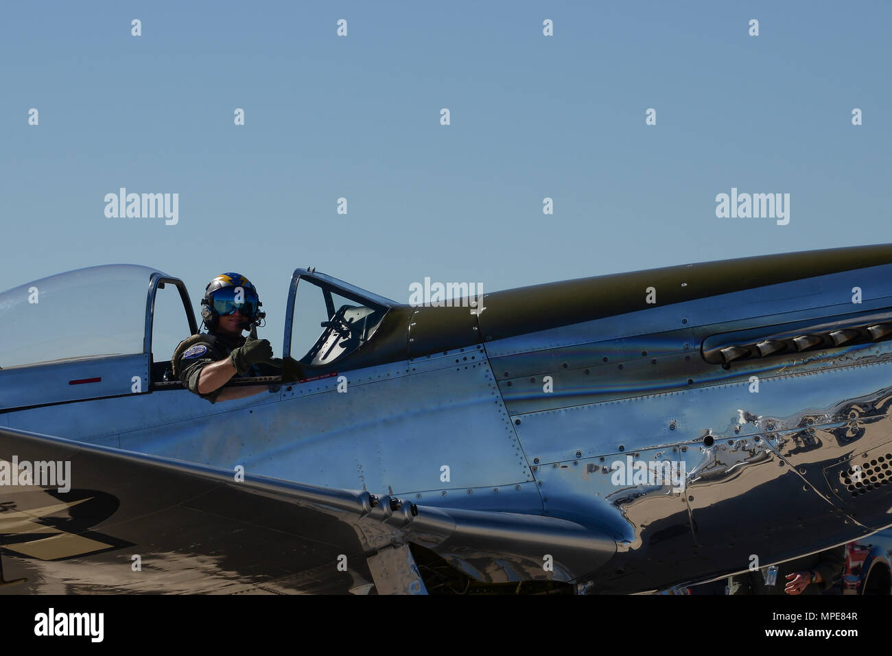 Ein Pilotprojekt für eine P-51 Mustang zu Taxi bereitet die flightline während der Heritage Flight 2017 Schulung und Zertifizierung Kurs an der Davis-Monthan Air Force Base, Ariz., Feb 10, 2017. Die moderne Flugzeuge, die in der diesjährigen HFTCC teilnahmen, waren die F-35 Lightning II, der F-22 Raptor, F-16 Fighting Falcon und die A-10 Thunderbolt II C Die historische Flugzeuge enthalten die P-51 und T-51 Mustangs, die P-40 Warhawk die P-38 Lightning, die P-47 Thunderbolt, den T-33 Shooting Star und der F-86 Sabre. (U.S. Air Force Foto von älteren Flieger Ashley N. Steffen) Stockfoto