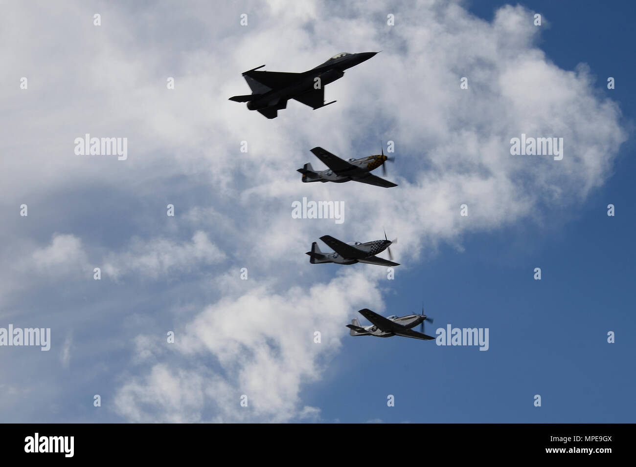 Ein US Air Force F-16 Fighting Falcon, ein TF-51 Mustang und zwei P-51 Mustang fliegen in Formation während der Heritage Flight 2017 Schulung und Zertifizierung Kurs an der Davis-Monthan Air Force Base, Ariz., Feb 12, 2017. Die moderne Flugzeuge, die in der diesjährigen HFTCC teilnahmen, waren die F-35 Lightning II, der F-22 Raptor, F-16 Fighting Falcon und die A-10 Thunderbolt II C Die historische Flugzeuge enthalten die P-51 und T-51 Mustangs, die P-40 Warhawk die P-38 Lightning, die P-47 Thunderbolt, den T-33 Shooting Star und der F-86 Sabre. (U.S. Air Force Foto von älteren Flieger Ashley N. Steffen) Stockfoto