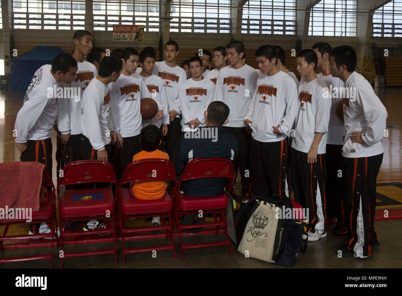 Die maehara High School Basketball Team sammeln sich um Ihren Trainer vor dem 11. jährlichen Freundschaft Basketball Turnier Feb 4 an Bord Camp Foster, Okinawa, Japan. Das Turnier wurde von dem US-Generalkonsulat, Naha, Okinawa gefördert. High School Mannschaften aus dem Lokalen und militärischen Gemeinschaften auf Okinawa nahmen an dem Turnier, die zusammen kommen freundlich Spiele der Basketball zu spielen. Stockfoto