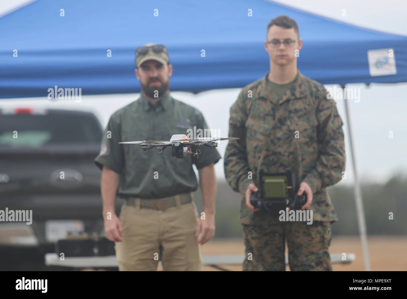 Ein Marine mit Task Force Südwesten fliegt die Instant Eye kleine unbemannte System in Camp Lejeune, N.C., 8. Februar, 2016. Die Instant Eye ist die erste Drohne im Repertoire der Marine Corps', Starten und Landen, ohne eine Landebahn oder personelle Unterstützung. Etwa 300 Marines sind zu Task Force Südwesten, deren Mission werden zu trainieren, beraten und die nationale afghanische Armee 215 Corps 505th Zone der Nationalen Polizei unterstützen zugeordnet. (U.S. Marine Corps Foto von Sgt. Lucas Hopkins) Stockfoto