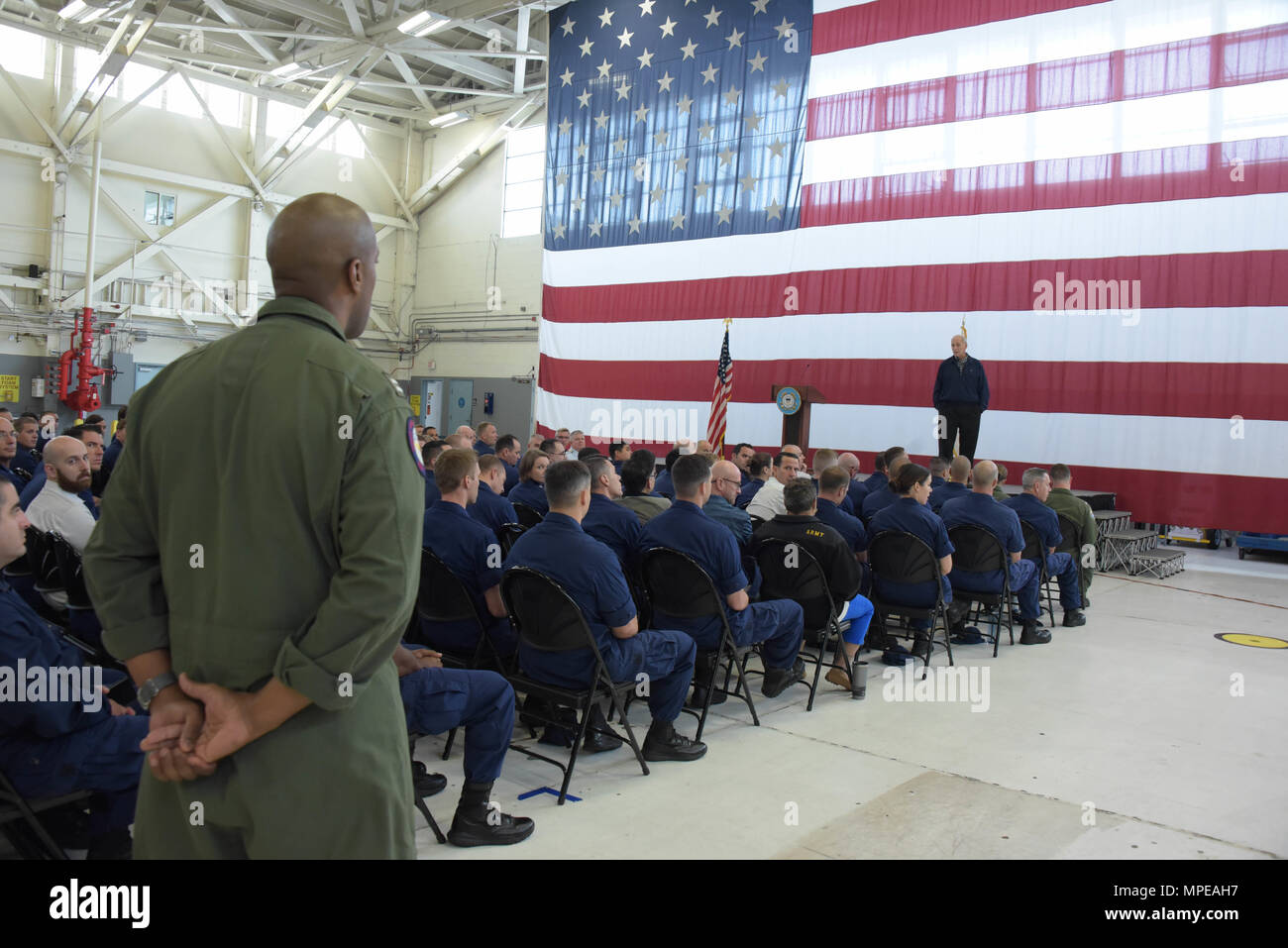 SAN DIEGO - Sekretär der Homeland Security John Kelly spricht mit einem Publikum von mehr als 300 Küstenwache militärisches und ziviles Personal während eines Employee Engagement bei Coast Guard Sektor San Diego, 10.02.2017, statt. Während an den Sektor, Sekretär Kelly traf mit Küstenwache Personal und erhalten ein Briefing über die Operationen entlang der südlichen Grenze von DHS Strafverfolgung Führung. Offizielle DHS Foto von Jetta Disco. Stockfoto