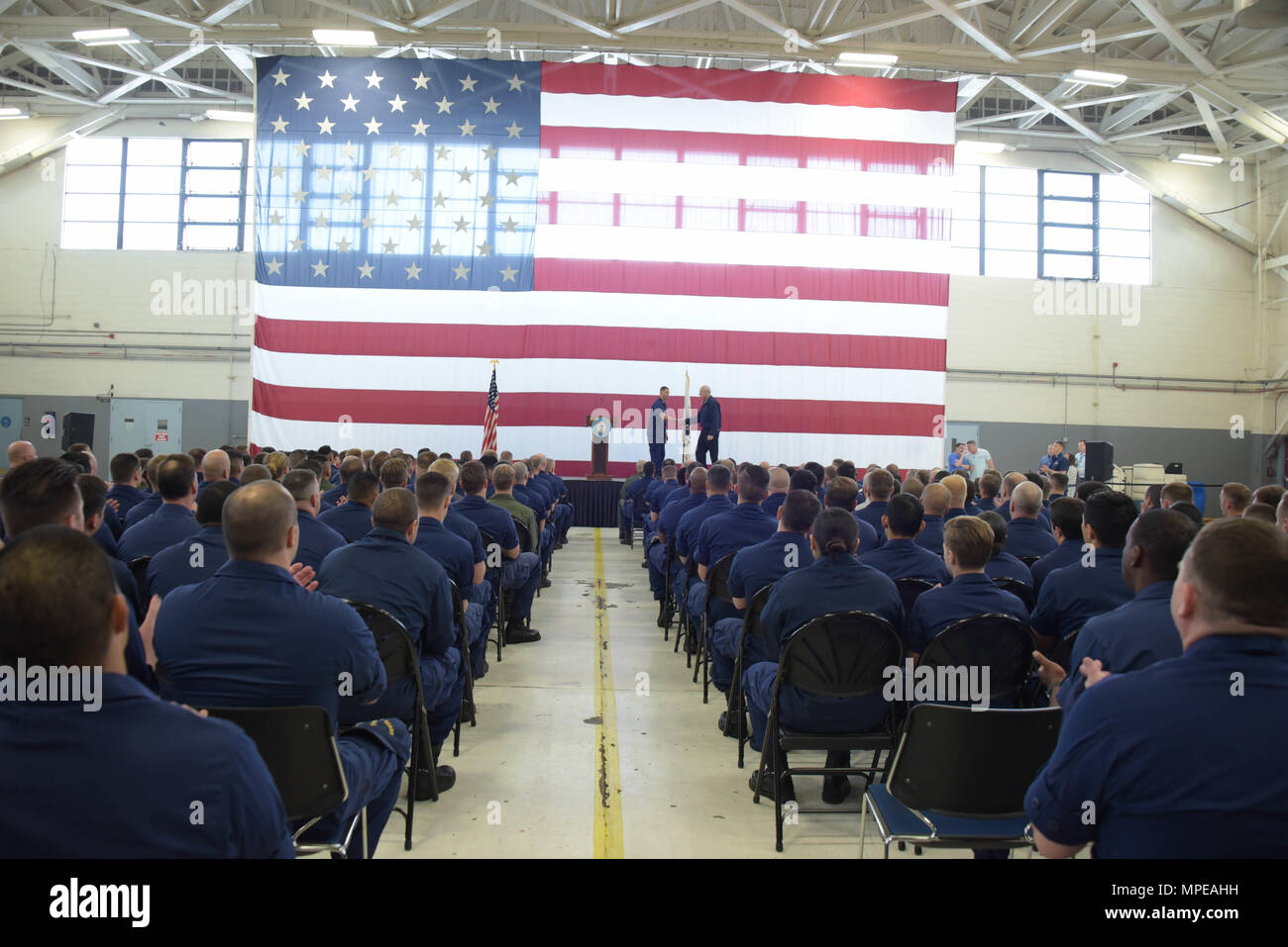 SAN DIEGO - Sekretär der Homeland Security John Kelly spricht mit einem Publikum von mehr als 300 Küstenwache militärisches und ziviles Personal während eines Employee Engagement bei Coast Guard Sektor San Diego, 10.02.2017, statt. Während an den Sektor, Sekretär Kelly traf mit Küstenwache Personal und erhalten ein Briefing über die Operationen entlang der südlichen Grenze von DHS Strafverfolgung Führung. Offizielle DHS Foto von Jetta Disco. Stockfoto