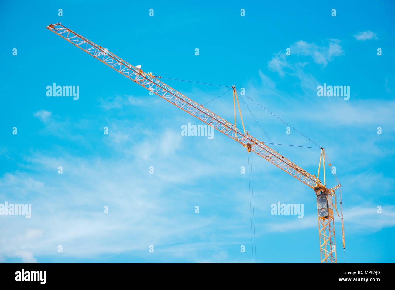 Baukran auf der Baustelle, Industriemaschinen und -ausrüstungen Stockfoto