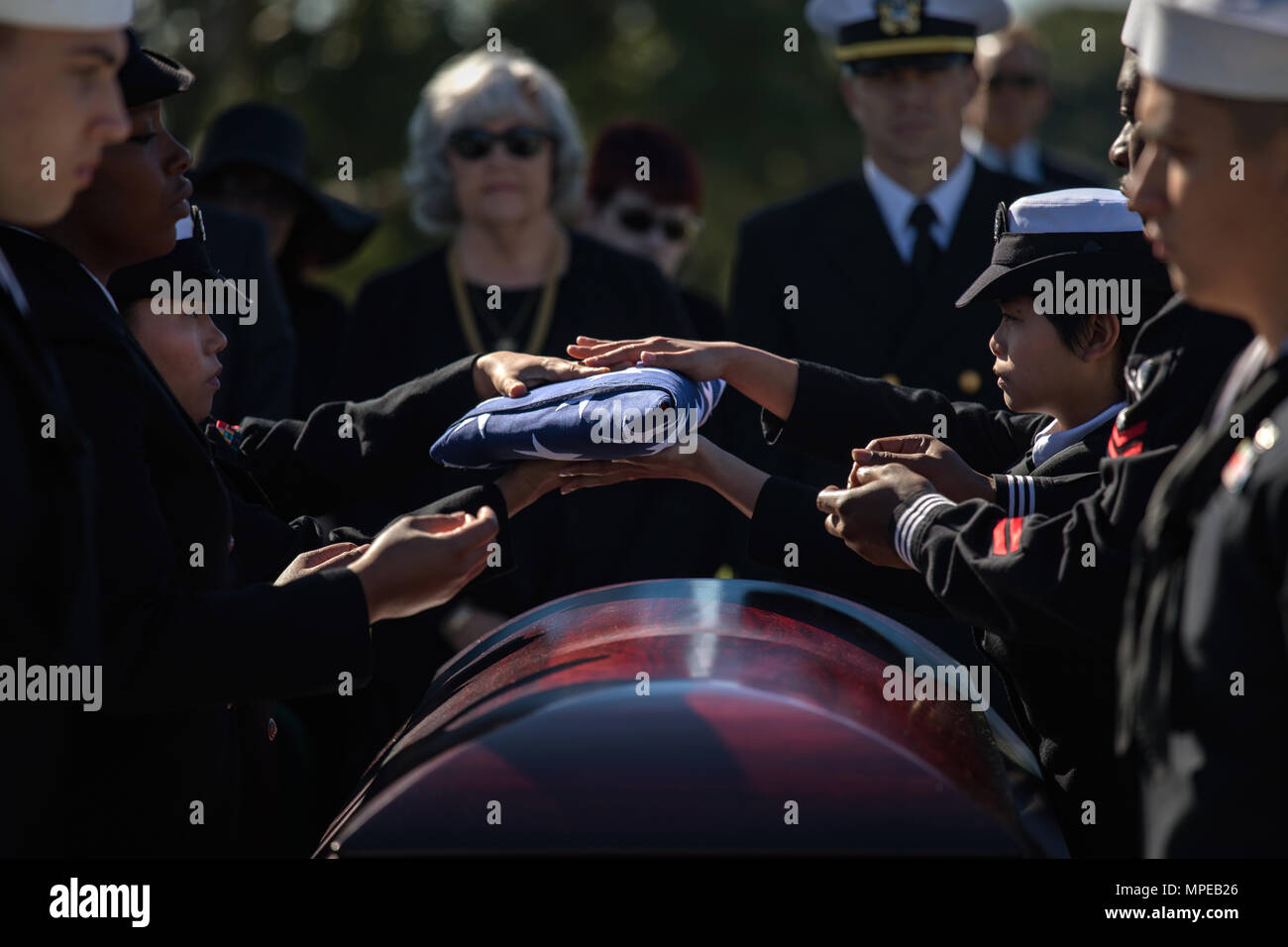 170213-N-PJ 969-0185 SAN DIEGO (Feb. 13, 2017) Pallbearers falten Sie die ehrenamtlich Flagge für die Familie der pensionierten Hinten Adm. (Siegel) Richard Lyon während einer Trauerfeier am Fort Rosecrans National Friedhof statt. Adm. Lyon verstorben Feb 3, 2017 im Alter von 93 Jahren. Er war mehr als 40 Jahre in der Marine, einschließlich Touren im zweiten Weltkrieg und im Koreakrieg und war die erste Dichtung, Admiral. (U.S. Marine Foto von Petty Officer 2. Klasse Abe McNatt) Stockfoto
