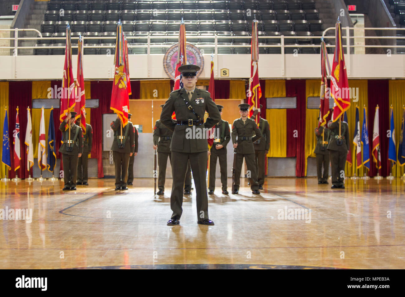 Us-Marines mit 2Nd Marine Division (2d MARDIV) beteiligen sich an der 2d-MARDIV 76th Schlacht Farben Umwidmung und Preisverleihung im Rahmen der Goettge Memorial Field House, Camp Lejeune, N.C., 10.02.2017. Us-Marines, Matrosen und Zivilisten in der Zeremonie auf die Leistungen der Division in den vergangenen 76 Jahren teilgenommen. (U.S. Marine Corps Foto von Cpl. Abraham Lopez) Stockfoto