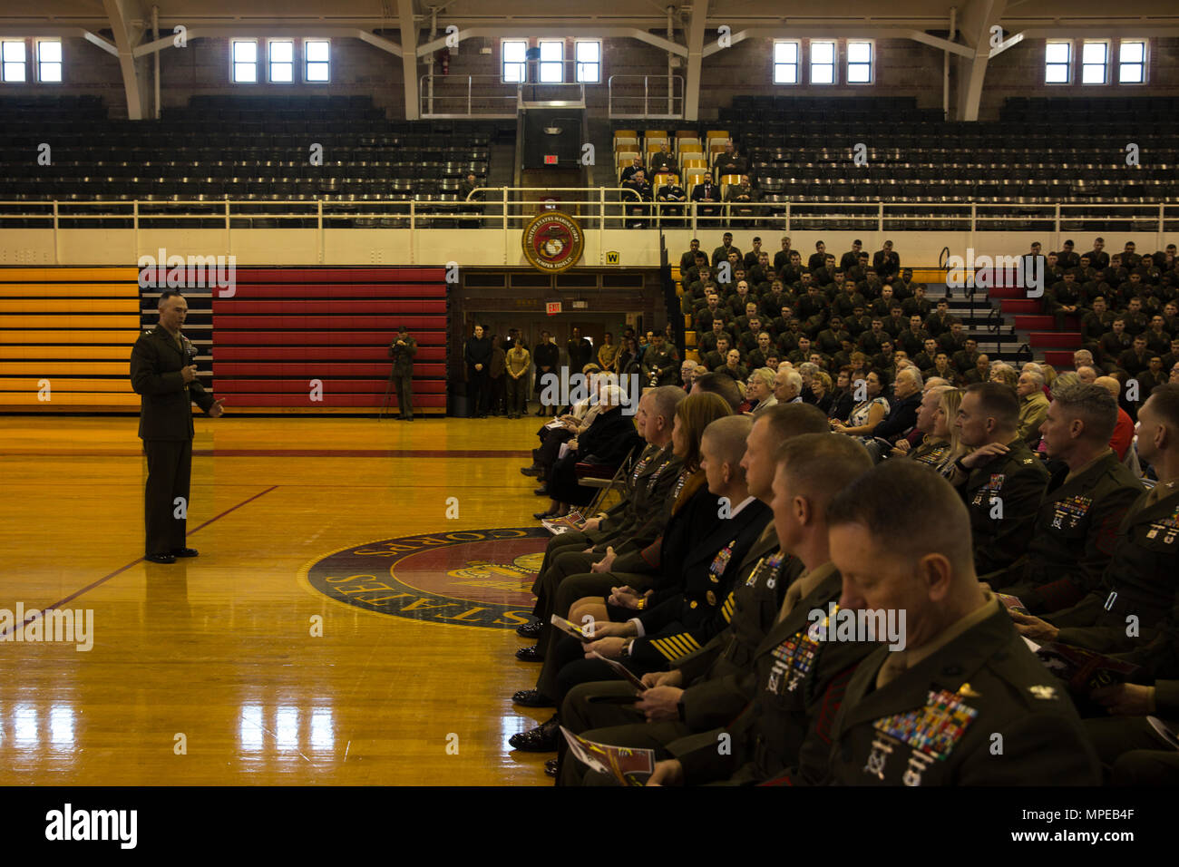 Major General John K. Liebe gibt eine Rede in einer Schlacht Farben rededication Zeremonie für 2Nd Marine Division in Camp Lejeune, N.C., 10.02.2017. Die Zeremonie wurde eine Weitergabe der Erbe von Generation zu Generation, in der Marine Veteranen aus verschiedenen Epochen der amerikanischen Konflikte Streamer zu Farben der der 2 MarDiv ausgezeichnet. (U.S. Marine Corps Foto von Lance Cpl. Juan A. Soto-Delgado) Stockfoto