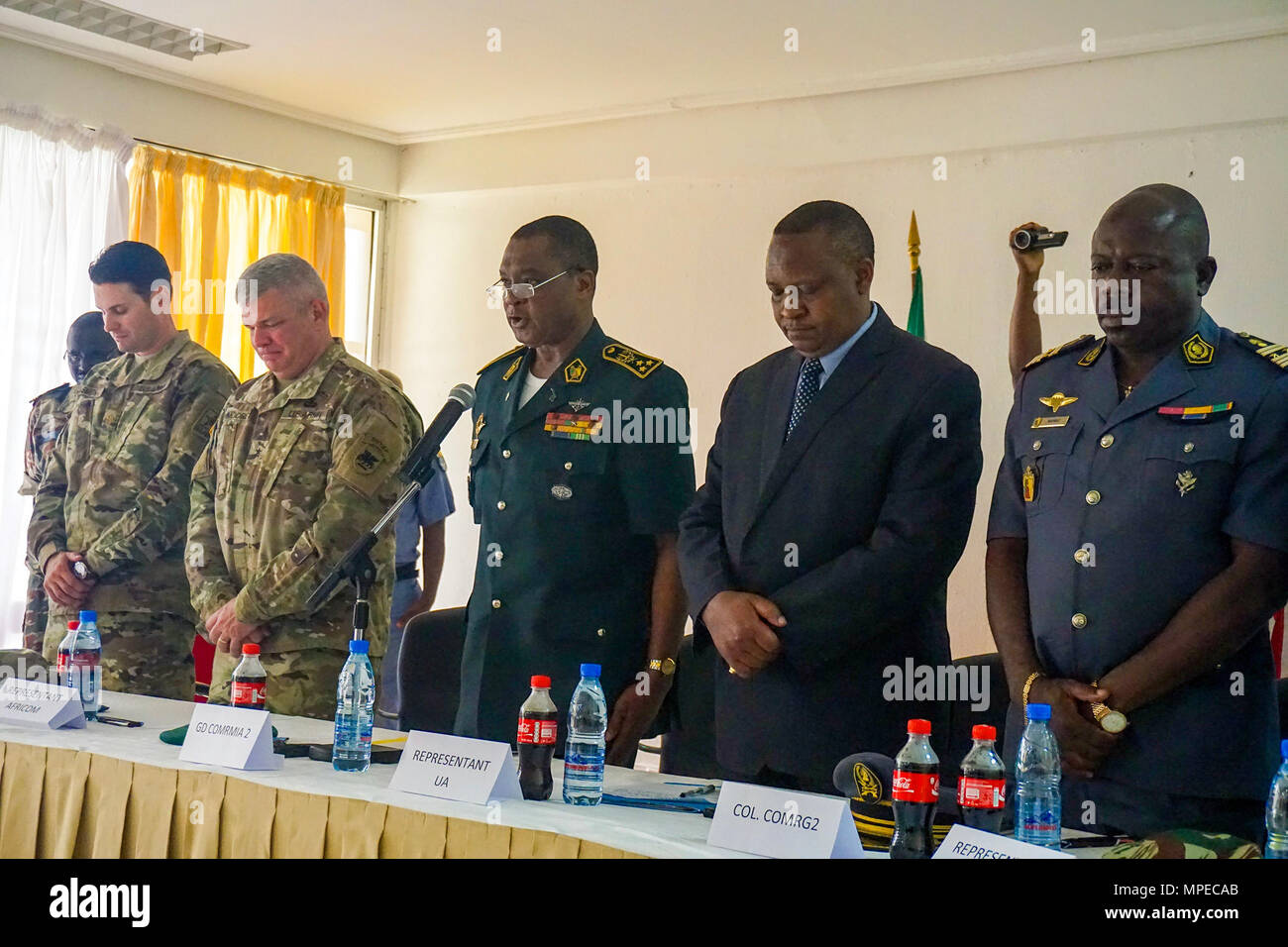 Hochrangige Vertreter aus den USA und aus Kamerun teilen einen Moment der Stille für den jüngsten Verlust der kamerunischen Brig. Gen. Jakob Kodji und drei Polizisten bei einem Hubschrauberabsturz während der Eröffnungsfeier für die Unified Fokus 2017 endgültige Planung Event (FPE), Douala, Kamerun, Feb 6, 2016. Das UF 17 FPE brachte Partner nation Planer zusammen zu diskutieren und die Form der Eröffnungs-Unified Fokus Übung zur Steigerung und Tschadseekommission aktivieren Stockfoto