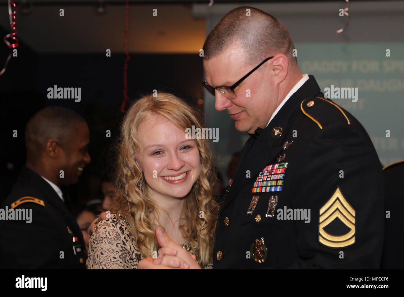 Sgt. 1. Klasse Todd Styles, 10 Combat Aviation Brigade, Tänze mit seiner Tochter Danielle, 16, während Ihr Lieblingslied "Cinderella" von Steven Curtis Chapman. Bevor Sie auf dem Bankett kam Danielle sagte, sie wolle mit ihrem Vater, um den Song zu tanzen, und sie weinte Freudentränen, wenn es das erste Lied gespielt wurde, der Abend. Stockfoto