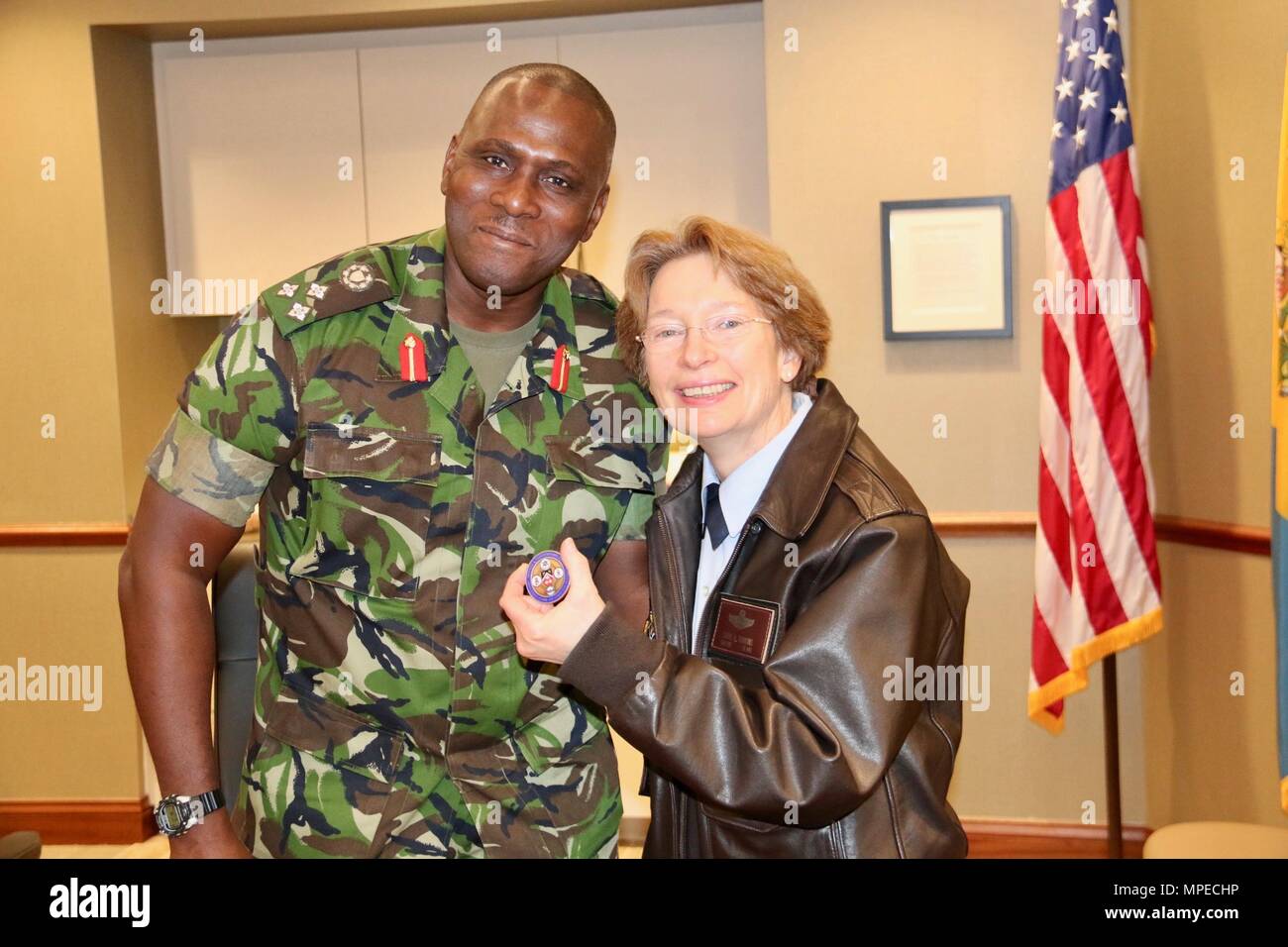 Brig. Gen. Rodney Smart, Leiter der Trinidad und Tobago Verteidigung Personal, präsentiert Brig. Gen. Carol Timmons mit seiner Münze, was bedeutet, dass sein Engagement für die Förderung und die wachsende Partnerschaft Programm. (U.S. Army National Guard Foto von Oberstleutnant Len Gratteri) Stockfoto