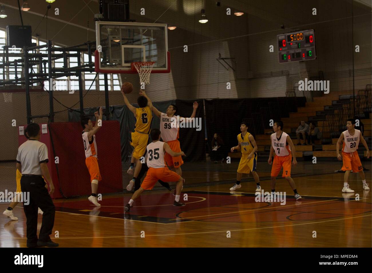 Kitanakagusuku High School und Maehara High School konkurrieren während des 11. jährlichen Freundschaft Basketball Turnier Feb 4 an Bord Camp Foster, Okinawa, Japan. Das Turnier wurde von dem US-Generalkonsulat, Naha, Okinawa gefördert. High School Mannschaften aus dem Lokalen und militärischen Gemeinschaften auf Okinawa nahmen an dem Turnier, die zusammen kommen freundlich Spiele der Basketball zu spielen. Stockfoto