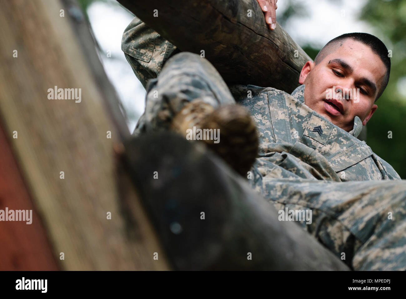 Sgt. Roberto J. Cruz der 315 Engineer Battalion Navigiert rückwärts klettern Teil des Vertrauens natürlich an die 301 Manöver Verbesserung der Feuerwehr am besten Krieger Wettbewerb Joint-Base Lewis-McChord, Washington, 9. Februar 2017. Besten Krieger ist ein jährlicher Wettbewerb entwickelt, für die körperliche und geistige Fitness der einzelnen Soldaten, Kenntnisse im Krieger Aufgaben, Ausfallsicherheit, und ihre Entschlossenheit, die Beste zu sein (U.S. Armee finden Foto von SPC. Sean Harding/Freigegeben). Stockfoto