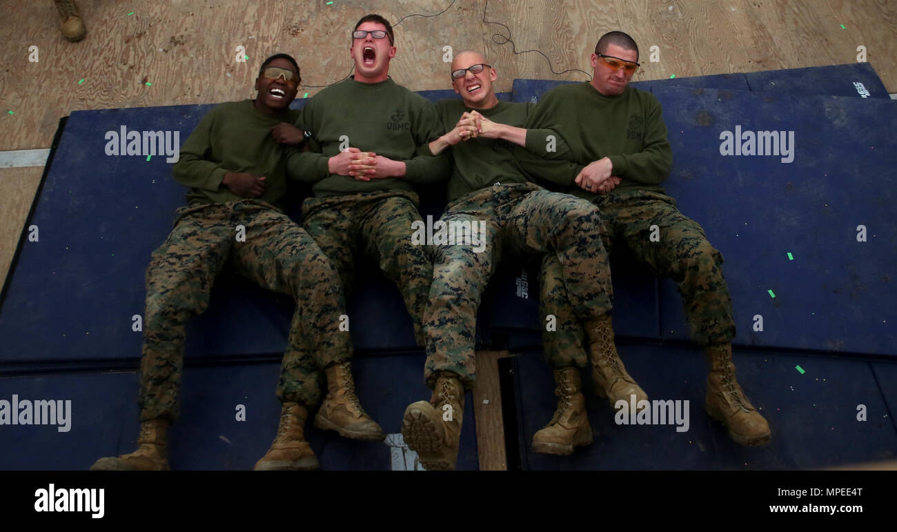 Us-Marines mit Schwarzen Meer Drehkraft 17.1 ertragen Taser Ausbildung an Bord der Air Base, Mihail Kogalniceanu Rumänien am Februar 6, 2017. Die Veranstaltung war ein Teil einer Woche - lange Non-Lethal Waffen Training, die Marines die Fähigkeit Security Operations auf Bereitstellung durchzuführen. (U.S. Marine Corps Foto von Cpl. Sean J. Berry) Stockfoto