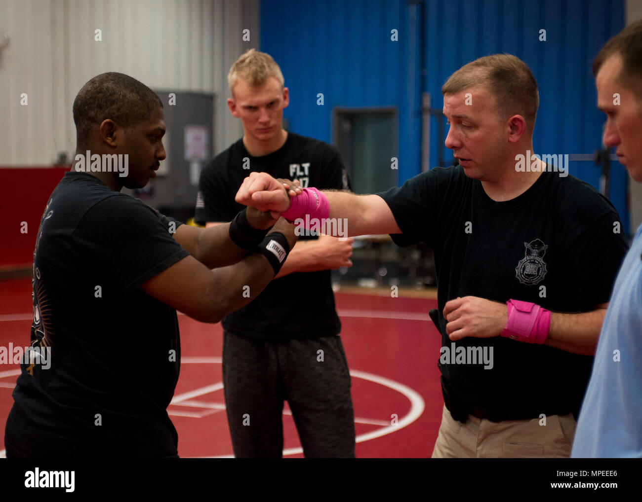 Staff Sgt. Justin Talbert und Senior Airman Julian Tyson, Mitglieder der 138 Sicherheitskräfte Squadron, Praxis kämpferisch Techniken während der jährlichen Training am 13.02.11, 2017 in Buda, OK. Talbert unterstützt die Flieger mit Lernen und Ausführen die Fähigkeiten, die benötigt werden, um sich zu verteidigen und einen möglichen Angreifer zu entwaffnen. (U.S. Air Force Foto von älteren Flieger Rebecca Imwalle) Stockfoto