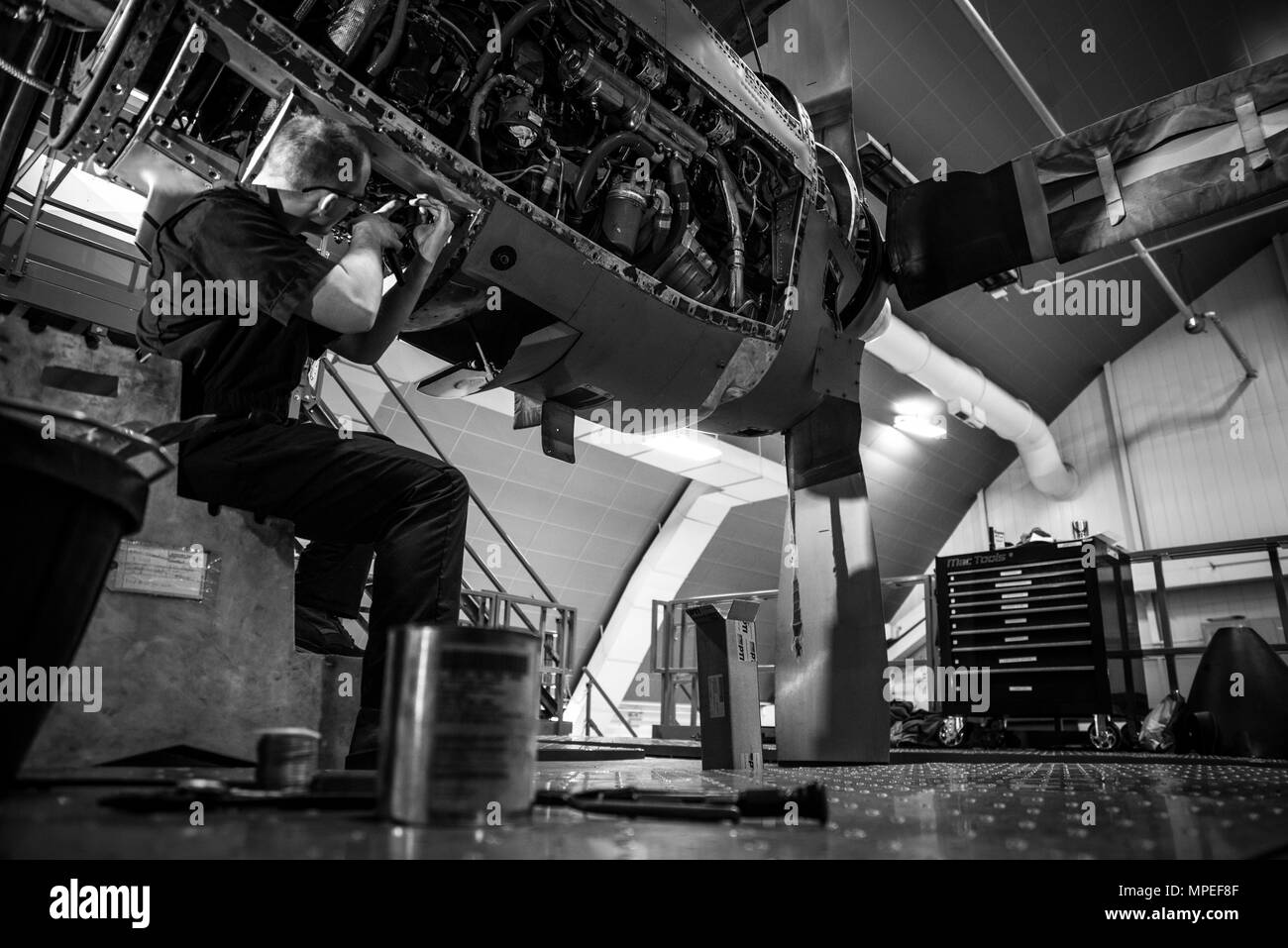 Senior Airman Hunter Mitchell installiert das Sicherungsseil des hohen Drucks Kraftstofffilter auf einer C-130H Hercules während einer Zeitungleiche Inspektion am 14.02.2017, an der 179th Airlift Wing, Mansfield, Ohio. Die 179Th Airlift Wing ist immer auf einer Mission, die erste Wahl zu sein, Gemeinschaft, Bund und Missionen mit einem zuverlässigen Team von hoch qualifizierten Piloten zu reagieren. (U.S. Air National Guard Foto von Tech. Sgt. Joe HarwoodReleased) Stockfoto