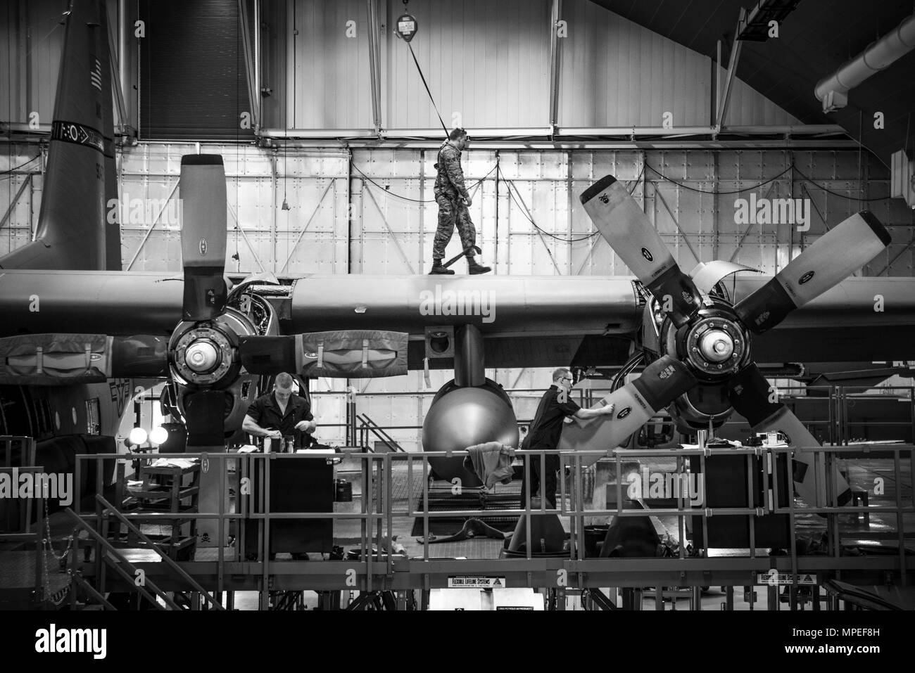 Flieger von der 179th Airlift Wing Instandhaltungsgruppe eine Zeitungleiche Inspektion einer C-130H Hercules am 14.02.2017, an der 179th Airlift Wing, Mansfield, Ohio. Die 179Th Airlift Wing ist immer auf einer Mission, die erste Wahl zu sein, Gemeinschaft, Bund und Missionen mit einem zuverlässigen Team von hoch qualifizierten Piloten zu reagieren. (U.S. Air National Guard Foto von Tech. Sgt. Joe HarwoodReleased) Stockfoto