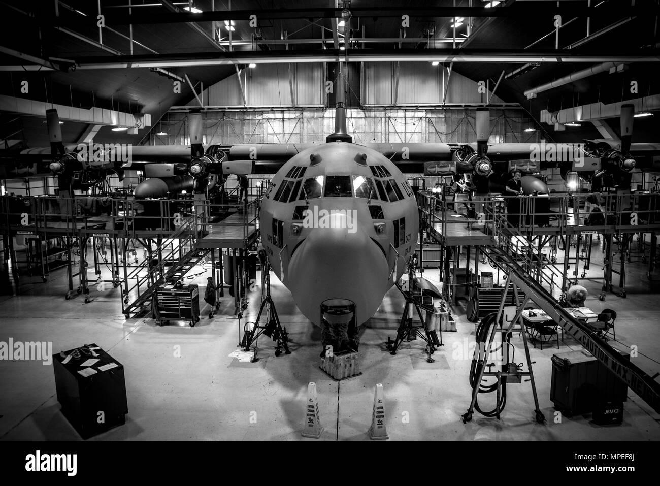 Flieger von der 179th Airlift Wing Instandhaltungsgruppe eine Zeitungleiche Inspektion einer C-130H Hercules am 14.02.2017, an der 179th Airlift Wing, Mansfield, Ohio. Die 179Th Airlift Wing ist immer auf einer Mission, die erste Wahl zu sein, Gemeinschaft, Bund und Missionen mit einem zuverlässigen Team von hoch qualifizierten Piloten zu reagieren. (U.S. Air National Guard Foto von Tech. Sgt. Joe HarwoodReleased) Stockfoto