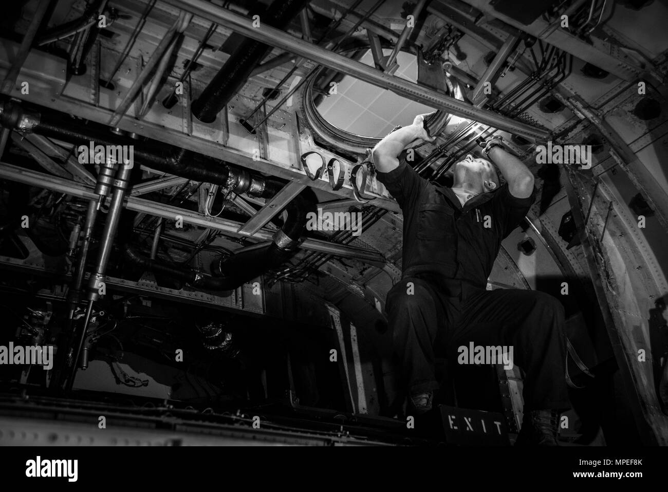 Senior Airman Spencer Magers prüft die rückwärtige Anschluss einer C-130H Hercules während einer Zeitungleiche Inspektion am 14.02.2017, an der 179th Airlift Wing, Mansfield, Ohio. Die 179Th Airlift Wing ist immer auf einer Mission, die erste Wahl zu sein, Gemeinschaft, Bund und Missionen mit einem zuverlässigen Team von hoch qualifizierten Piloten zu reagieren. (U.S. Air National Guard Foto von Tech. Sgt. Joe HarwoodReleased) Stockfoto