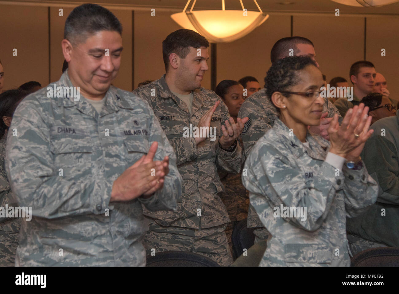 Das Publikum applaudiert Maj Gen Roosevelt Allen, Büro des Surgeon General Medical operations, Research Director und Leiter der zahnmedizinischen Korps, während einer Rede über Black History Month bei Joint Base Andrews, Md., 10.02.2017. 1986, Februar wurde vom Kongress Public Law 99-244 als Zeit, um zu lernen, die Ehre und die Errungenschaften der afrikanischen Amerikaner im Laufe der Geschichte feiern. (U.S. Air Force Foto von Flieger 1. Klasse Valentina Lopez) Stockfoto