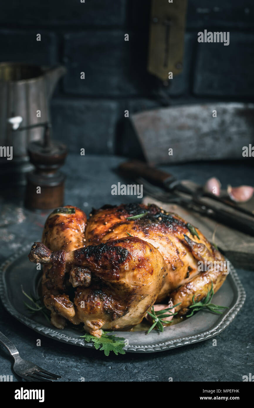 Gegrilltes Hähnchen auf vintage Platte Stockfoto