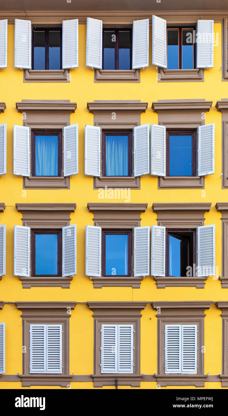 Windows auf gelbe Fassade Stockfoto