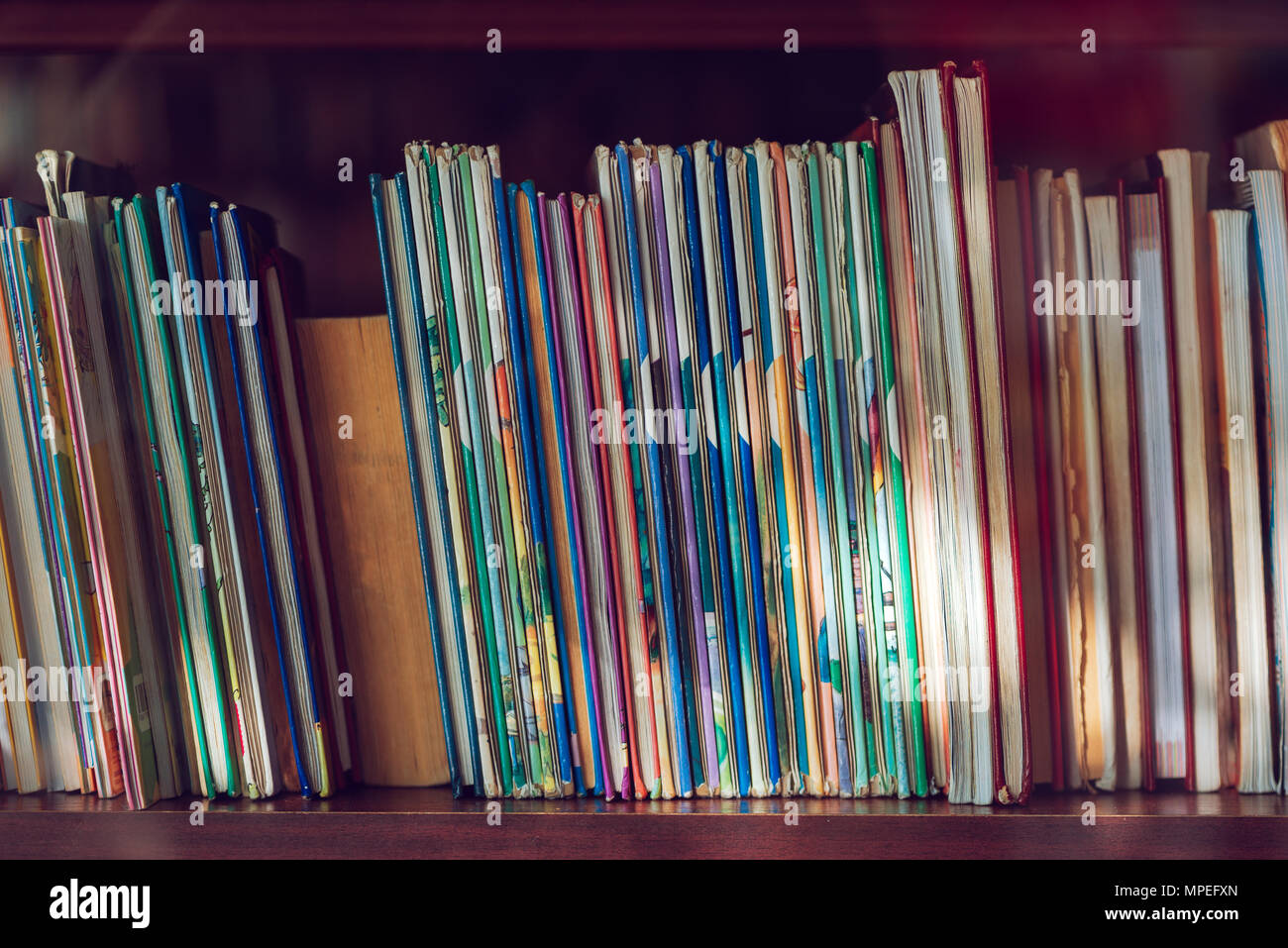Gebrauchte Bücher im Regal in der Bibliothek Stockfoto