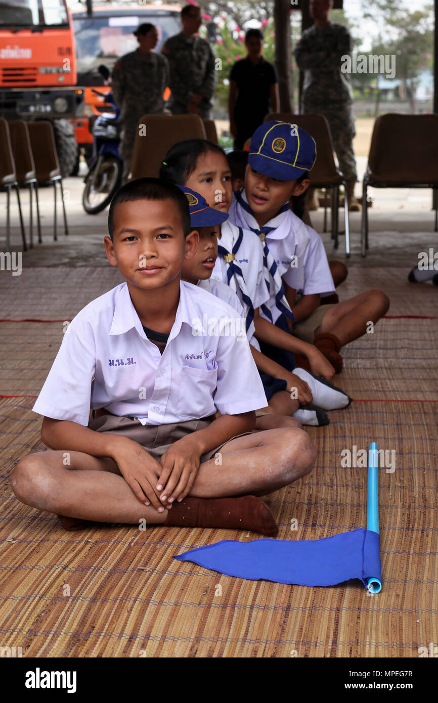 U.S. Navy Segler mit Naval Mobile Konstruktion Bataillon 5 Interaktion mit Kindern in Ban Nong Mee, Provinz Buri Ram, Thailand, während der übung Cobra Gold, Feb 15, 2017. Cobra Gold 17 konzentriert sich auf humanitäre Civic action, Engagement für die Gemeinschaft und den ärztlichen Tätigkeiten die Bedürfnisse und das humanitäre Interesse der Zivilbevölkerung in der Region zu unterstützen. (U.S. Marine Corps Foto von Lance Cpl. Maximiliano Rosas) Stockfoto