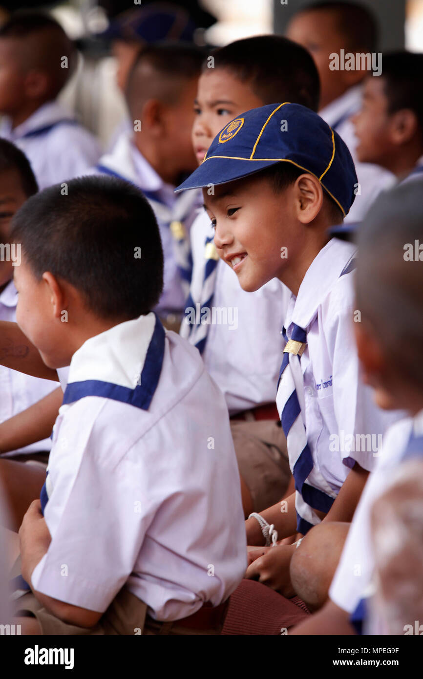 U.S. Navy Segler mit Naval Mobile Konstruktion Bataillon 5, interagieren mit Kindern in Ban Nong Mee, Provinz Buri Ram, Thailand, als Teil der Übung Cobra Gold, Feb 15, 2017. Cobra Gold 17 konzentriert sich auf humanitäre Civic action, Engagement für die Gemeinschaft und den ärztlichen Tätigkeiten die Bedürfnisse und das humanitäre Interesse der Zivilbevölkerung in der Region zu unterstützen. (U.S. Marine Corps Foto von Lance Cpl. Maximiliano Rosas) Stockfoto