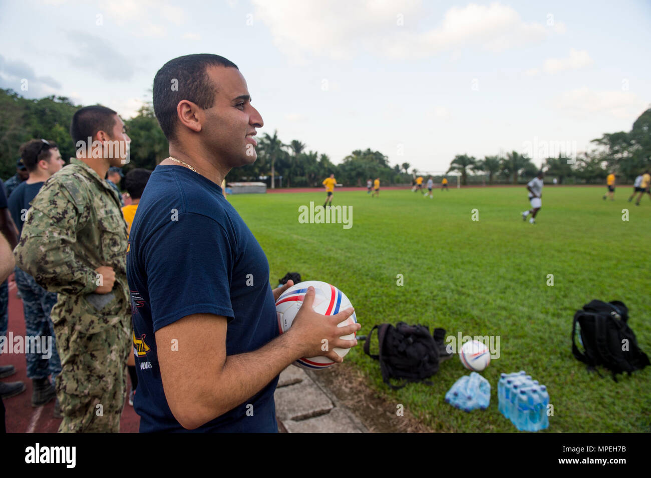 170211-N-YL 073-139 Puerto Barrios, Guatemala (Feb. 11, 2017) - Hospital Corpsman 2. Klasse Omar MurielMedina, ein Eingeborener von Orlando, Fla., zu Naval Hospital Jacksonville, Fla., Uhren in den USA und Guatemala service Mitglieder Fußball zur Unterstützung der Fortsetzung der Versprechen von 2017 (CP-17) Besuch in Puerto Barrios, Guatemala spielen. CP-17 ist ein US Southern Command - gefördert und U.S. Naval Forces Southern Command/USA Flotte - durchgeführt Einsatz zivil-militärische Operationen durchzuführen, einschließlich humanitärer Hilfe, Ausbildung Engagements und medizinische, zahnmedizinische und veterinärmedizinische Unterstützung in einer Bemühung zu zeigen Stockfoto