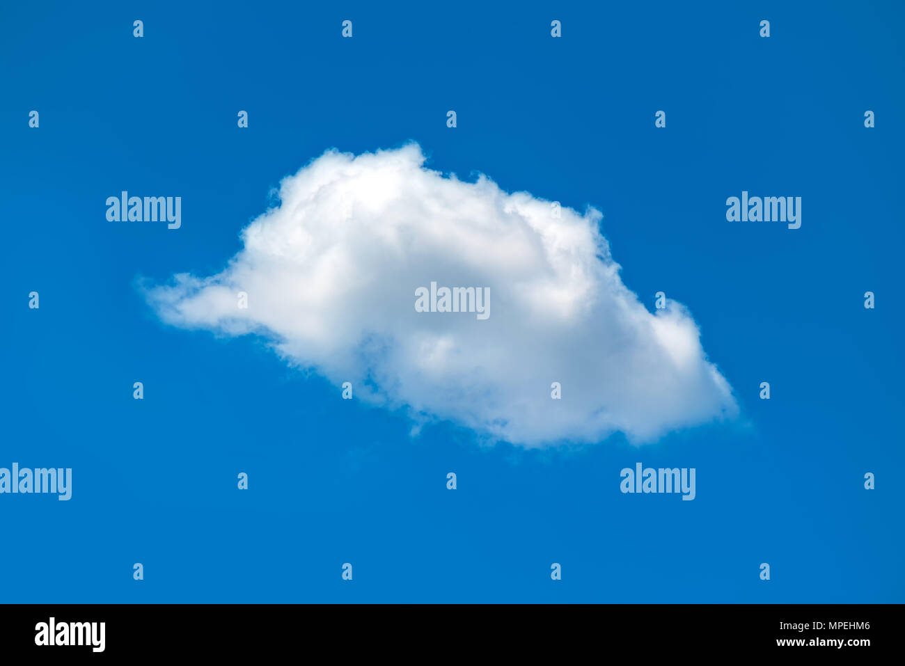 Einzelne weiße flauschige Wolke im blauen Himmel für Wetter und Klima Themen. Stockfoto