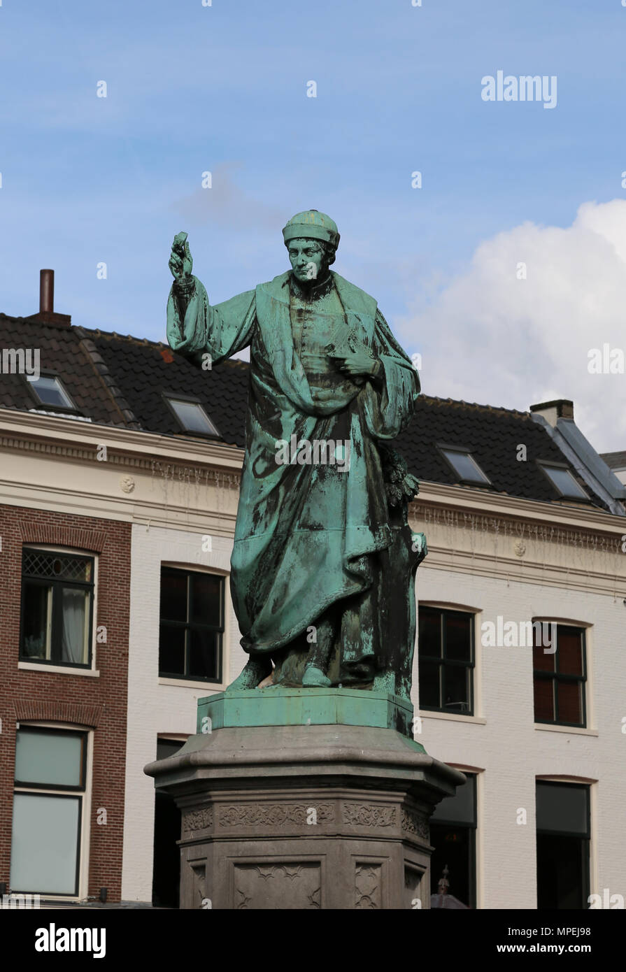 Statue von Laurens Janszoon Coster am Grote Markt in Haarlem in den Niederlanden hält er das Schreiben ein Hoch, weil er ein Drucker wurde Stockfoto