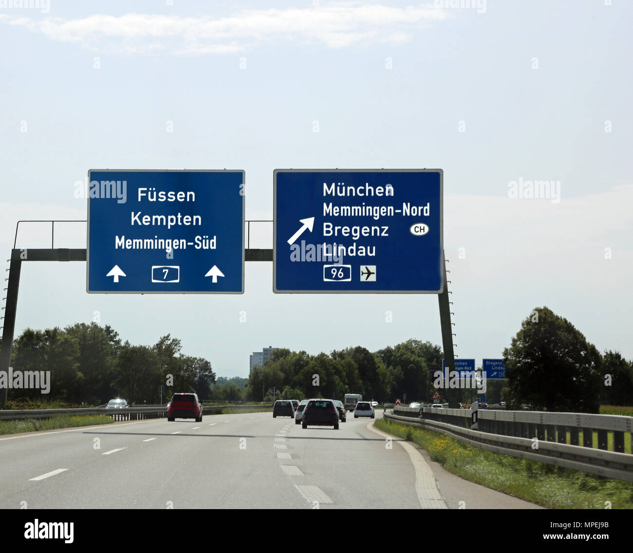 Big Verkehrsschilder mit Richtungen auf die Stadt und das Land grenzt an  die österreichische Autobahn Stockfotografie - Alamy