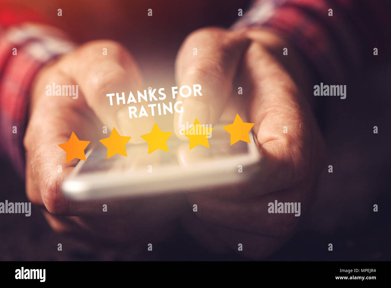 Vielen Dank für Bewertung Meldung auf Bildschirm des Smartphones in weiblicher Hand. Customer Service Umfrage Feedback Konzept. Stockfoto