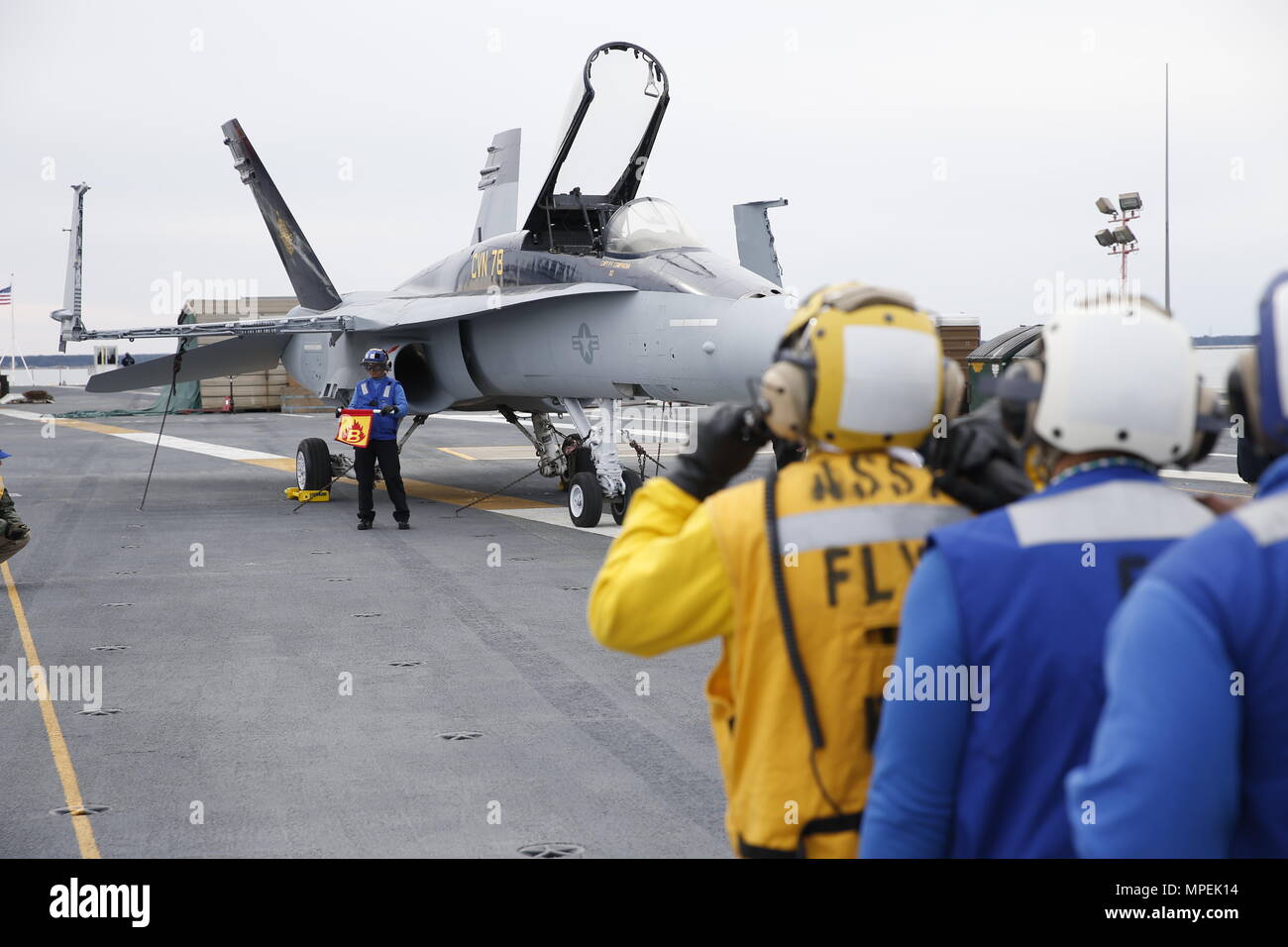 NEWPORT NEWS, Virginia (Feb. 1, 2017) - - eine Abteilung Matrosen, zugeordnet zu den Pre-Commissioning Unit Gerald R. Ford (CVN 78) und nehmen in einer Flight Deck Brandschutzübung während General Quarters (GQ). Dieses GQ war bei schneller Fahrt in Vorbereitung für die Crew Zertifizierung durchgeführt, ein entscheidender Meilenstein für die Lieferung. (U.S. Marine Foto von Mass Communication Specialist 3. Klasse Sean Elliott) Stockfoto