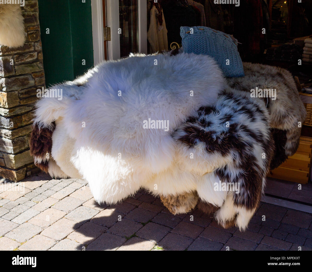 Schaffellen in verschiedenen Farben für den Verkauf außerhalb ein Tourist shop in glengariff, Irland. Stockfoto